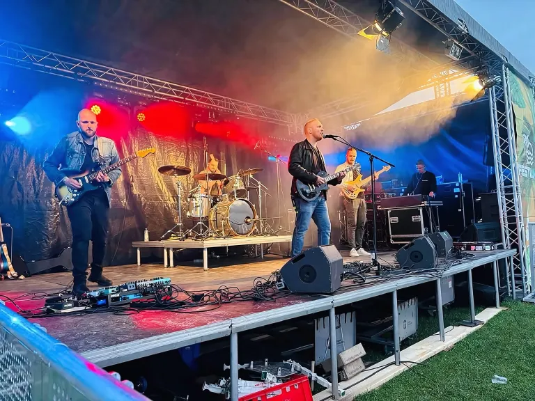 Festivalpodium buiten
