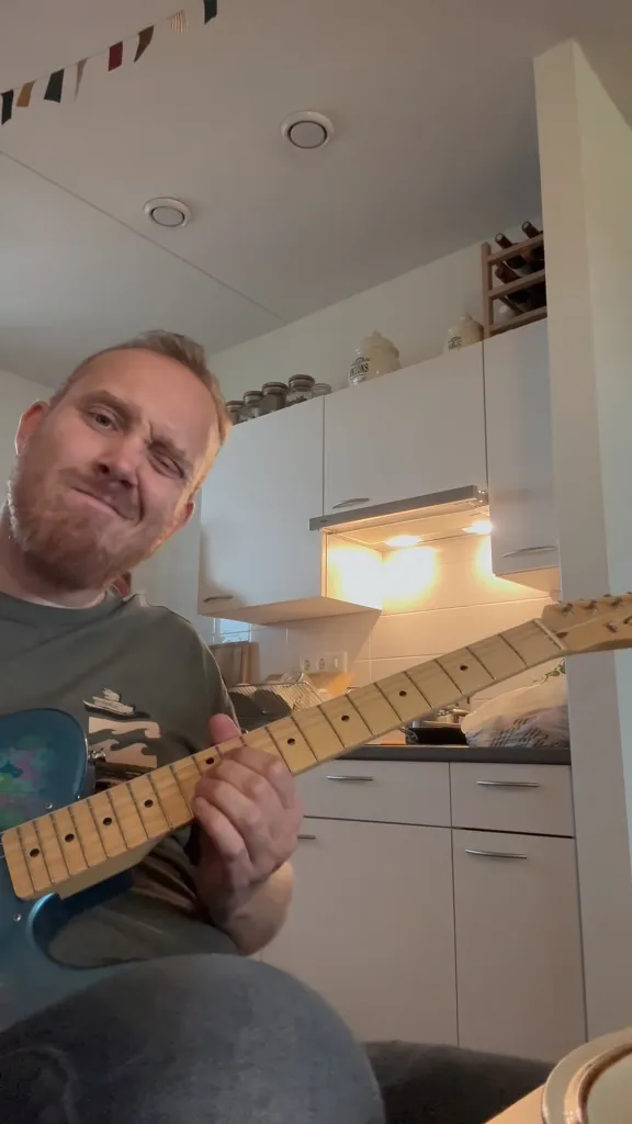 Joël thuis met elektrische gitaar